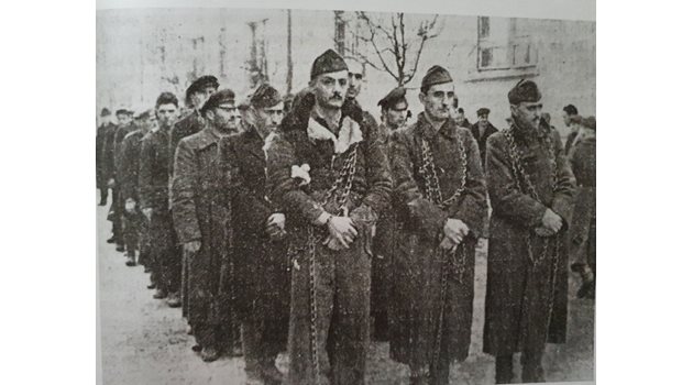 Български офицери, оковани по време на т.нар. Народен съд, на първия ред по средата е майор Йорданов, за когото разказа Дянко Марков.
