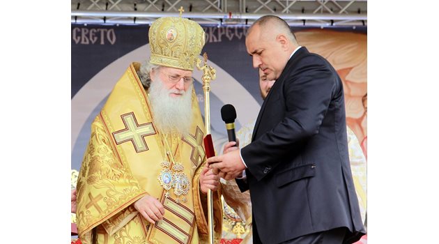 2015 г. Патриарх Неофит награждава Бойко Борисов.
