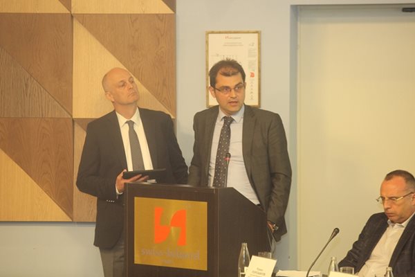 Франк Янсен (вляво) и Кирил Величков представиха възможностите за финансиране през финансови инструменти