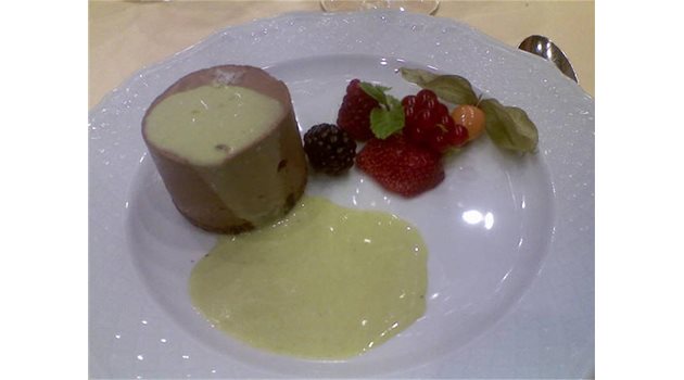 СЛАДОСТ: Шоколадовият мус, който е сервиран за десерт на гостите на партито в “Чиприани”.