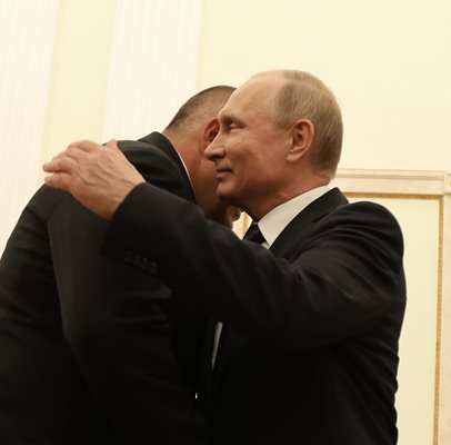Руският президент Владимир Путин поздравява премиера Бойко Борисов.