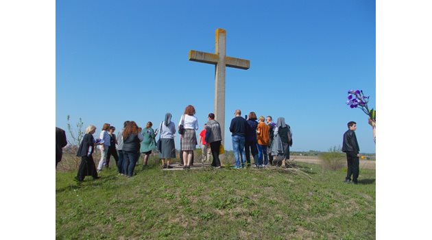 Католическата общност в Белене и гостите на конференцията почетоха с молебен паметта на жертвите в лагера.