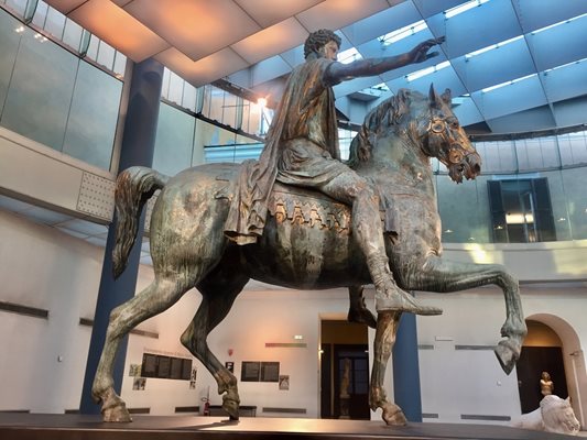 Оригиналната статуя на Марк Аврелий на кон вътре в музея