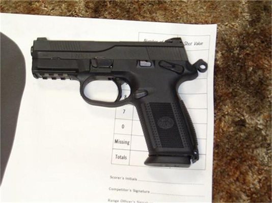 Малкото тегло на пистолета FNX-9 го прави рядко удобен за скрито всекидневно носене.
СНИМКА: АВТОРЪТ