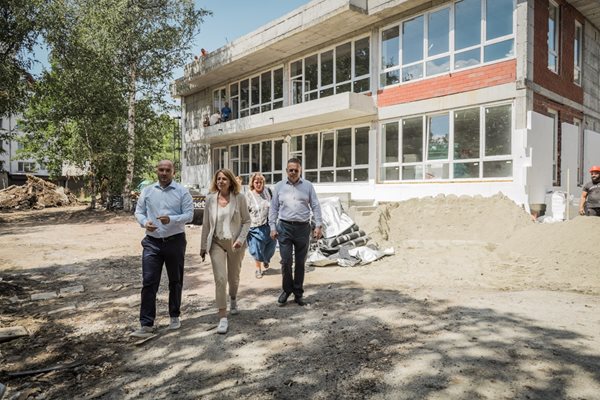 Кметът Фандъкова провери как върви изграждането на нови корпуси към две детски ясли.Снимка:Аделина Ангелова