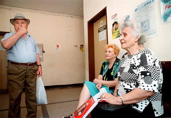 Възрастни хора чакат за преглед при личния си лекар. Пенсионерите се осигуряват за здраве от държавата.