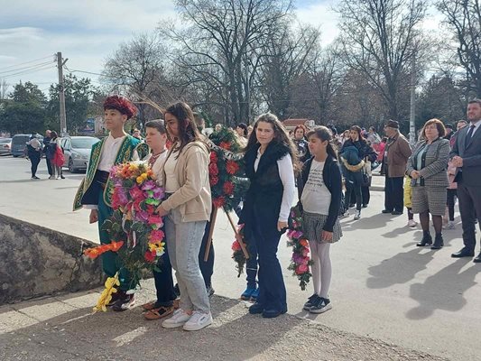 Деца поднасят венци пред паметната плоча на Васил Левски.