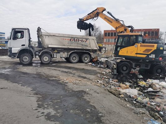 Разчистването на сметището срещу КАТ в Пловдив.