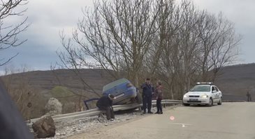 Закопчаха пиян шофьор, блъснал кола, бягал и "яхнал" мантинела на мост край Търново