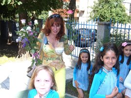 Кичка Бодурова репетира за концерта си в Бургас заедно с деца от детска градина “Вълшебство” 
