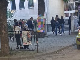 Зрелостниците влизат във Френската гимназия да държат матурата по Български език и литература.

Снимка: Авторът.