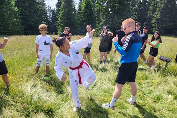 Децата се радват на вниманието от големите спортисти.