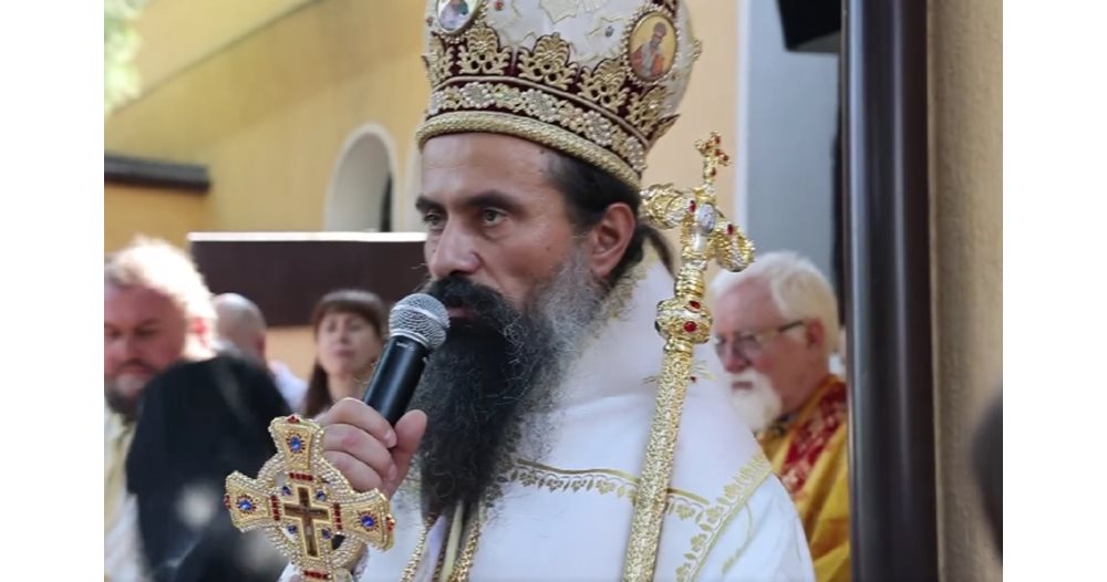 Le patriarche Daniel prie pour que la pluie arrête les incendies.  Et je l'ai posté sur Facebook (vidéo)