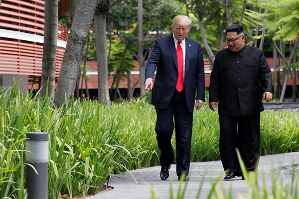 Тръмп и Ким Чен Ун се разхождат пред хотел “Капела” на остров Сентоса.