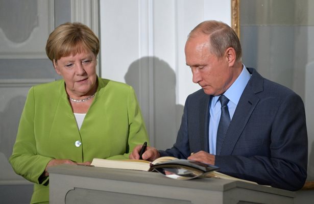 Ангела Меркел и Владимир Путин СНИМКА: РОЙТЕРС