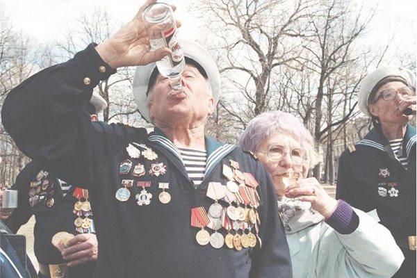 Стар руски морски вълк надига смело бутилката с водка на празненство по случай Деня на победата 9 май в Санкт Петербург.
СНИМКА: РОЙТЕРС
