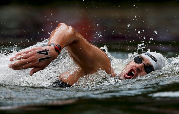 Петър Стойчев плува в Хайд Парк по време на маратона на 10 км от олимпийските игри в Лондон през 2012 г. СНИМКА: РОЙТЕРС