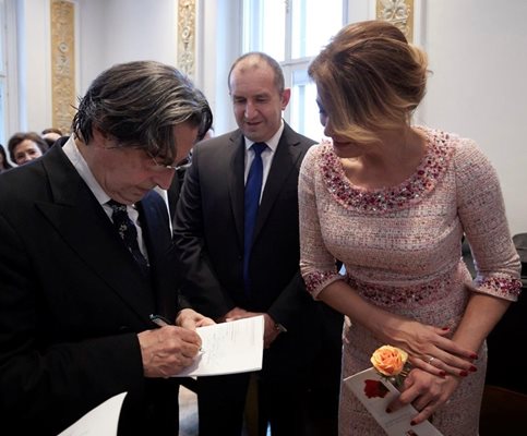 Първата дама получава автограф от световноизвестния диригент Рикардо Мути, с когото се запозна на 1 януари 2018 година. Тогава тя и Румен Радев бяха гости на австрийския президент за традиционния Новогодишен концерт на Виенската филхармония.