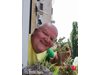 Венци Мартинов отскоро се грижи за лимоново дръвче в дома си, но още няма плодове