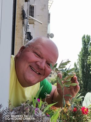 Венци Мартинов с някои от цветята в дома си
СНИМКИ: ЛИЧЕН АРХИВ