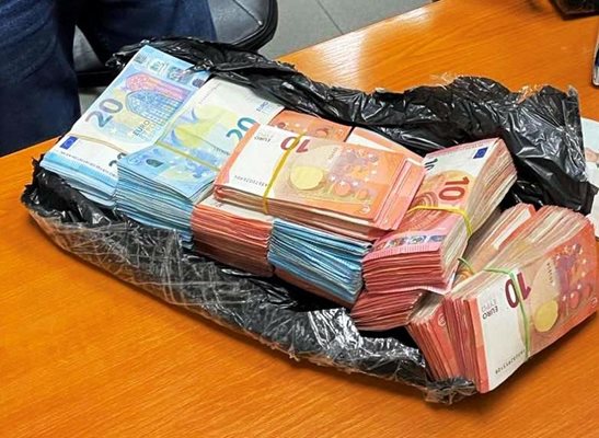 Турски шофьор опита да мине при Видин със скрити хиляди евро под седалката.