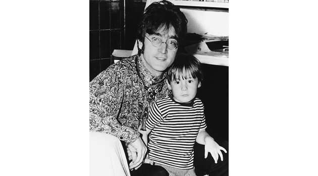 Джон Ленън със сина си