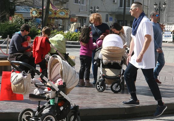 Майчинството през втората година ще бъде 780 лева.