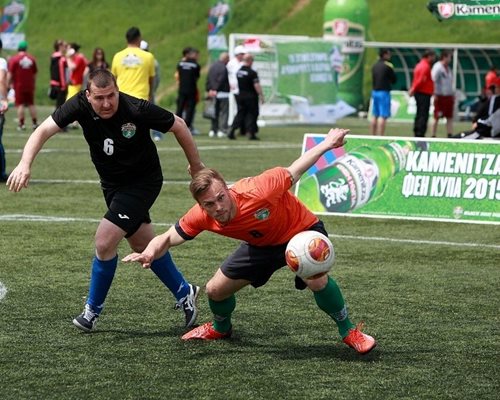 Бившият защитник на “Берое” и “Локо” (Сф) Ваня Джаферович е приклекнал, за да отиграе топката при 2:1 за тима си “Аватар” срещу Dekotex (Сливен) в полуфиналите на най-големия футболен турнир за аматьори “Kamenitza Фен Купа 2015”.