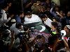 Политици и граждани почетоха в Пакистан ученичката, убита при стрелбата в гимназия в Тексас