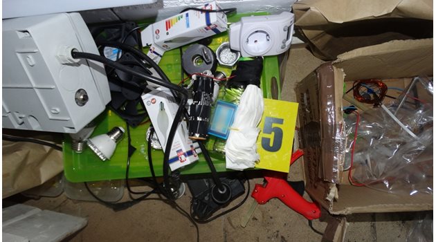 Част от намерените вещества и устройства в таванските стаи, позлвани от ученик в Пловдив.