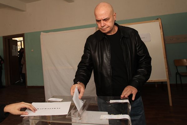 Слави Трифонов гласува на инициирания от него и екипа му референдум през 2016 г., който включваше промяна на избирателната система в мажоритарна в два тура. Веднъж в парламента идеята беше оставена на заден план. СНИМКА: Румяна Тонева