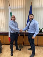 Областният на Плевен Иван Янчев /вдясно с вратовръзка/ поздравява с назначението новия пътен шеф  инж. Мирослав Ангелов 