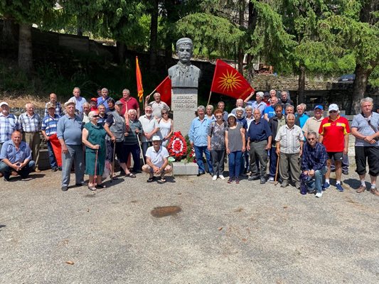 Членове на нерегистрираната ОМО "Илинден" - Пирин пред паметника на Атанас Тешовски. СНИМКА: Фейсбук