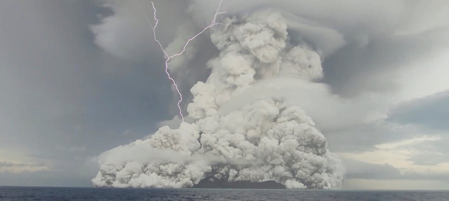 Подводният вулкан Хунга-Тонга-Хунга-Хаапай изхвърли през януари отломки в атмосферата на височина до 40 км.