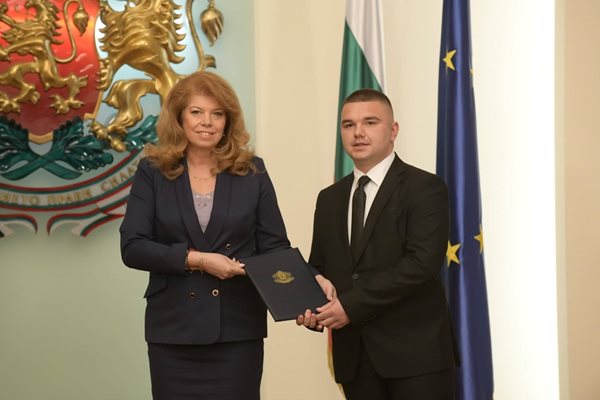 Илияна Йотова връчва български документи за самоличност на Християн Пендиков СНИМКА: Йордан Симеонов