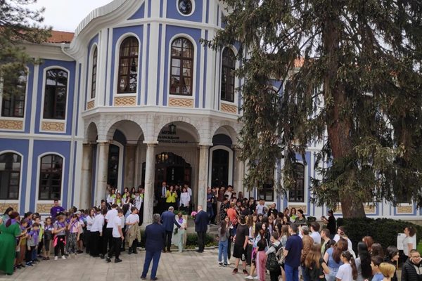 Над 250 ученици и предсатвители на местната власт поднесоха цветя на паметната плоча на конституцията