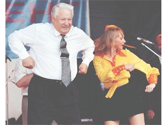 Приживе руският президент Борис Елцин бе известен като любител на чашката. Снимката от 1996 г., на която той танцува пийнал на концерт в Ростов на Дон, обиколи целия свят.