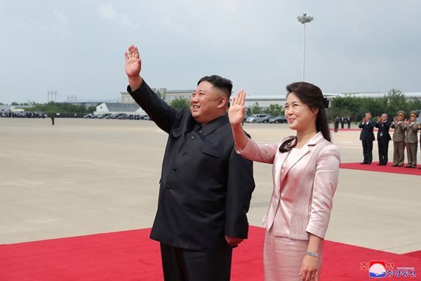 Ким Чен Ун и съпругата му Ри Сол Джу