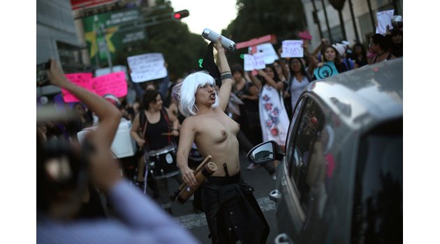 Активистки блокираха движението в столицата Мексико в протест срещу насилието в Аржентина.