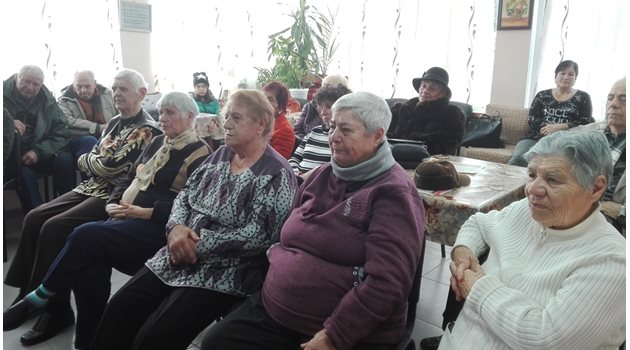 Пенсионери от бургаския к-с "Изгрев" споделиха как лично те са били на мушката на ало измамници.