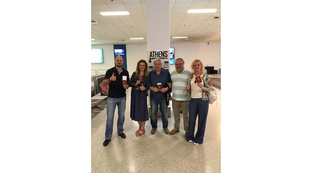 Решетников (в средата) на летището преди полета към Гърция