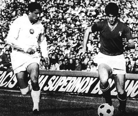 6 април 1968 г., стадион “Васил Левски”. България – Италия 3:2. Александър Шаламанов внимава за всеки ход на Джани Ривера. 