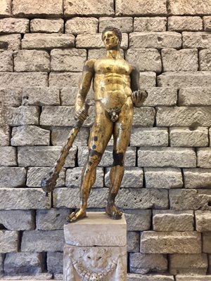 Статуята от позлатен бронз на Херкулес е висока 241 см.