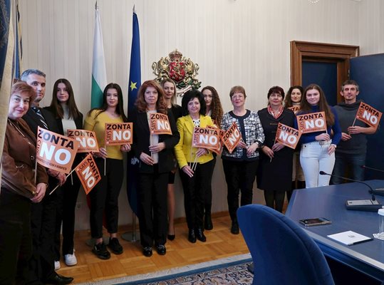 Илияна Йотова прие екип на проекта „НЕ на кибернасилието срещу жени и деца“