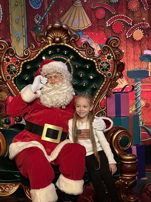 6-годишната Мия Петрова с Дядо Коледа в “Дисниленд”.