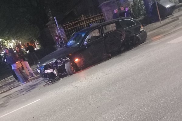 Катастрофата е станала на бул. "Марица" до Хуманитарната гимназия. Снимки: Фейсбук/Забелязано в Пловдив - Seen in Plovdiv