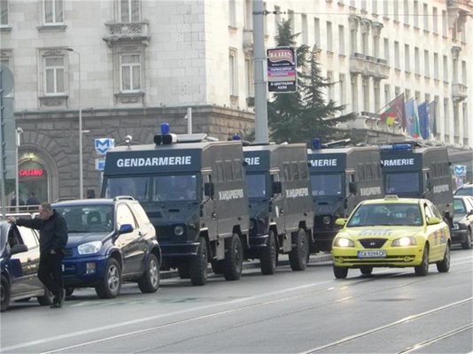 Коли на жандармерията паркираха непосредствено до ул. “Пиротска”.
СНИМКИ: РУМЯНА ТОНЕВА