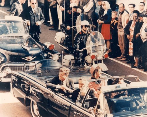 Последният щастлив миг от живота на Джон Кенеди - Далас, 22 ноември 1963 г. Куршумът вече лети към него. 
