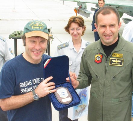 5 юни 2007 г. Като командир на авиобаза “Граф Игнатиево” Румен Радев посрещна солиста на “Айрън Мейдън” Брус Дикинсън.