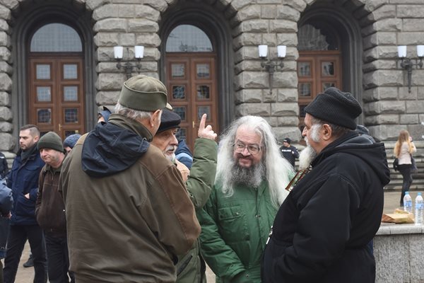 С малко закъснение на протеста пристигна Николай Колев-Босия (с бялата брада) и политикът от началото на прехода Аспарух Панов (вдясно от него).